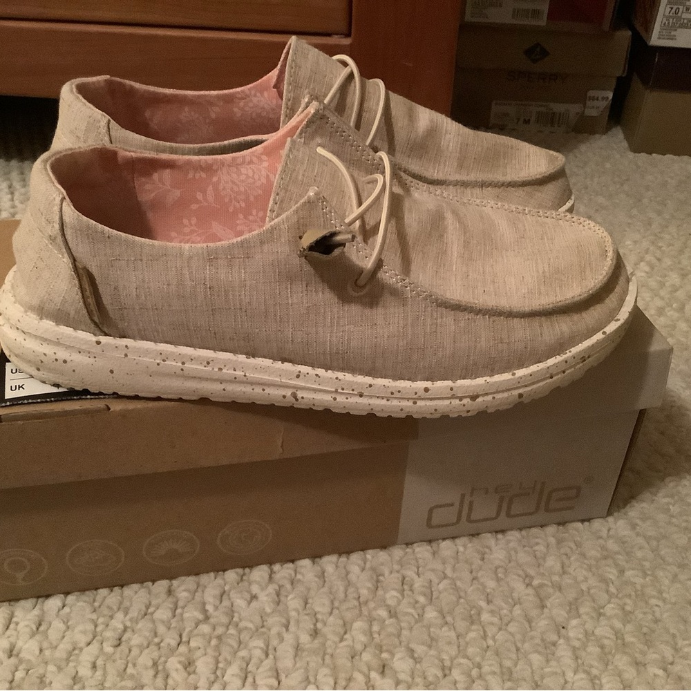 Ladies Hey Dudes Wendy size 6